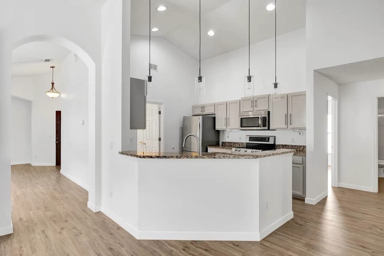 Finished white walls and ceiling in an open-plan interior