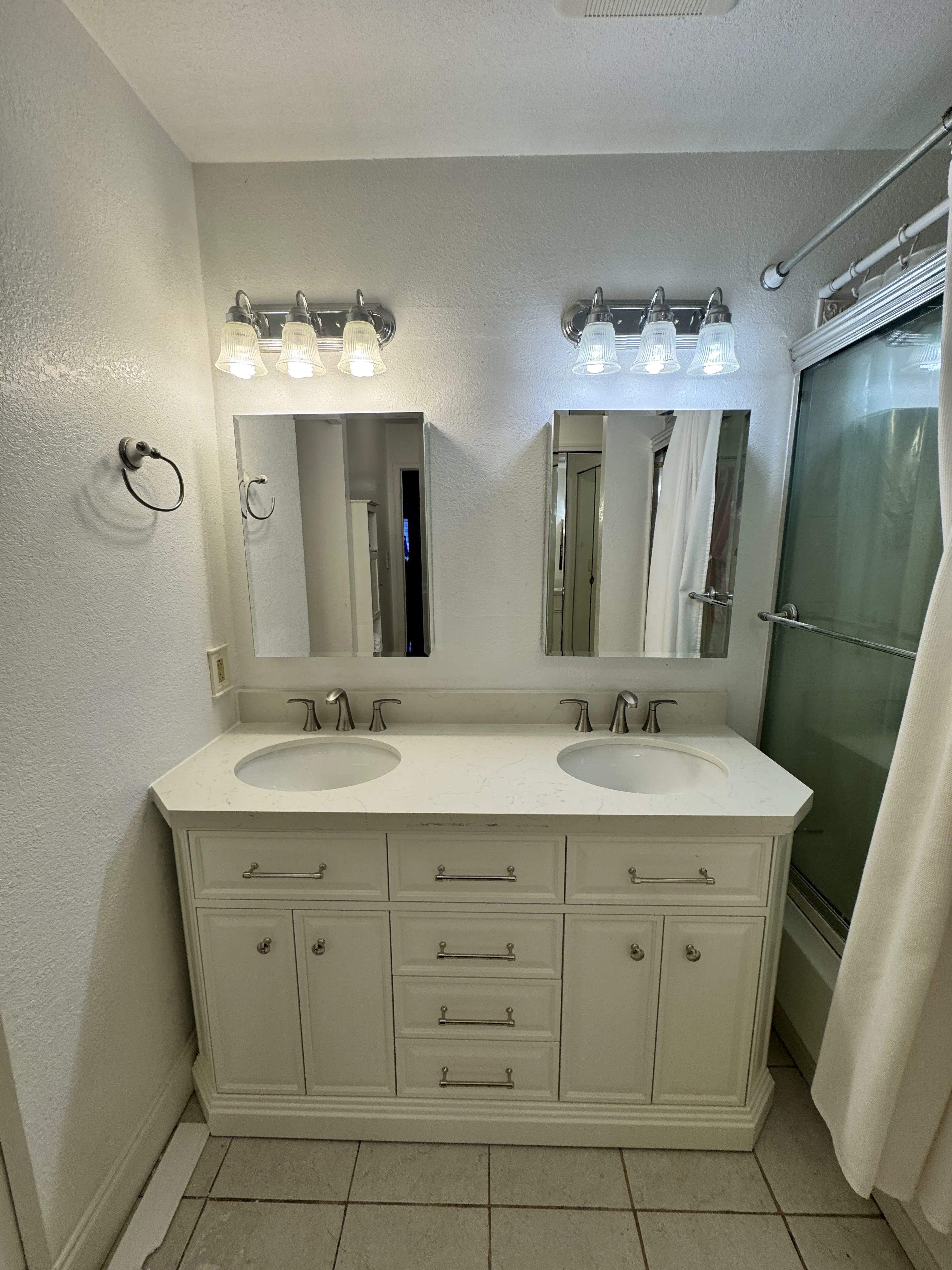Elegant bathroom renovation - Before
